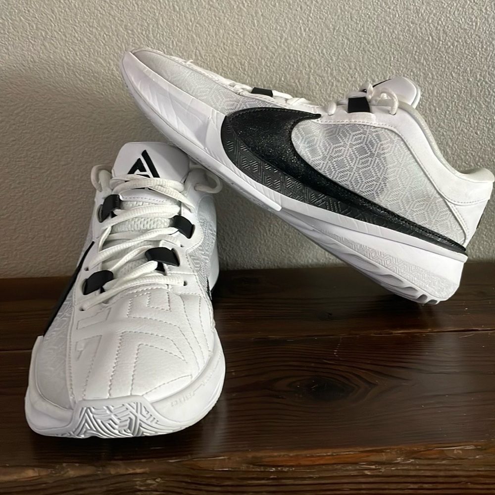 Nike Giannis Antetokounmpo shoes size 8.5